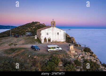 Sonnenuntergang über der Serra de Mont-roig, in der Region Montsec, in einer Luftaufnahme über den Nebel und das Wolkenmeer (Lleida, Katalonien, Spanien) Stockfoto