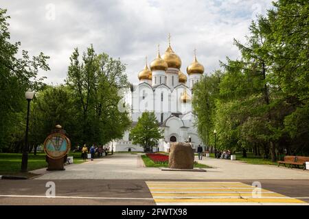 JAROSLAWL, RUSSLAND - 13. MAI 2019: Menschen gehen im Park in der Nähe der Mariä-Himmelfahrt-Kathedrale spazieren Stockfoto