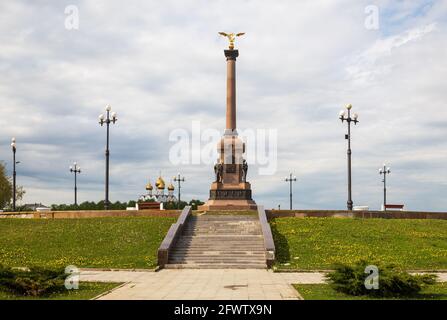 JAROSLAWL, RUSSLAND - 13. MAI 2019: Denkmal zum 1000. Jahrestag von Jaroslawl im Strelka-Park vor dem Hintergrund der Kuppeln der Assumptio Stockfoto