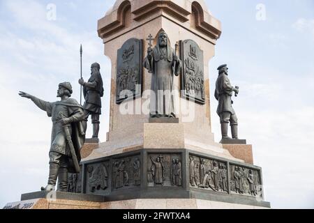 JAROSLAWL, RUSSLAND - 13. MAI 2019: Fragment des Denkmals zum 1000. Jahrestag von Jaroslawl mit Figuren des Fürsten Jaroslaw des Weisen, Priesters, Kriegers Stockfoto