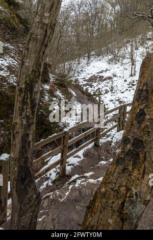 Theux, Belgien, 7. April 2021: Der Ning-lin-spo ist der einzige Gebirgsfluss in Belgien und gleichzeitig der Name des Wanderweges, der diesen führt Stockfoto