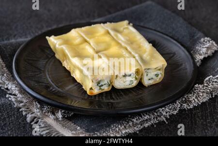 Cannelloni Pasta gefüllt mit Ricotta und Spinat Stockfoto