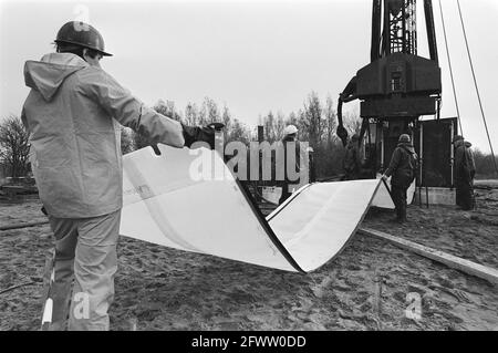 Auf der ehemaligen Deponie im Volgermeerpolder wurde mit der Installation von Ecoscreens begonnen, 14. November 1984, Deponien, Niederlande, Presseagentur des 20. Jahrhunderts, Foto, News to remember, Dokumentarfilm, historische Fotografie 1945-1990, visuelle Geschichten, Menschliche Geschichte des zwanzigsten Jahrhunderts, Momente in der Zeit festzuhalten Stockfoto