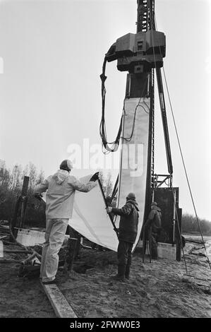 Auf der ehemaligen Deponie im Volgermeerpolder wurde mit der Installation von Ecoscreens, 14. November 1984, Deponien, Niederlande, 20. Jahrhundert Presseagentur Foto, Nachrichten zu erinnern, Dokumentarfilm, historische Fotografie 1945-1990, visuelle Geschichten, Menschliche Geschichte des zwanzigsten Jahrhunderts, Momente in der Zeit festzuhalten Stockfoto