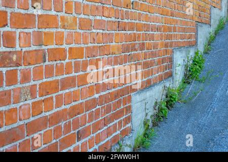 Helsinki / Finnland - 22. MAI 2021: Eine detaillierte Ansicht einer roten Ziegelmauer auf dem Hügel. Stockfoto