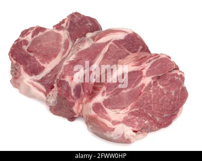 Drei rohe Fleischstücke aus dem Schweinehals auf einem weißen Stück Stockfoto