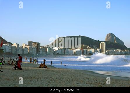 Der Strand von Rio de Janeiro am späten Nachmittag mit Zuckerhut im Hintergrund, Brasilien Stockfoto