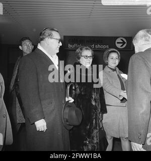 Heute Morgen ist der ehemalige Premierminister der Niederländischen Antillen und jetzt Chief Minister Dr. E. Jonckheer auf dem Flughafen Schiphol eingetroffen. Mit Frau und Tochter, 22. Februar 1968, Ankünfte, Minister, Flughäfen, Niederlande, Foto der Presseagentur des 20. Jahrhunderts, zu erinnerende Nachrichten, Dokumentarfilm, historische Fotografie 1945-1990, visuelle Geschichten, Menschliche Geschichte des zwanzigsten Jahrhunderts, Momente in der Zeit festzuhalten Stockfoto