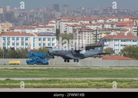 Ankara, TÜRKEI - 20 2016. April: Türkische Luftwaffe, EADS Casa C-295 auf einem Trainingsflug, Training von Touch und Gos auf der Homebase, dem Flughafen Etimesgut, Stockfoto