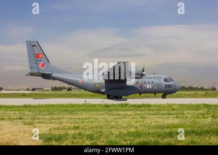 KONYA, TÜRKEI - 08 2015. Mai: Mehrere Flugzeuge der türkischen Luftwaffe, darunter EADS Casa C-295, versammeln sich zu einer militärischen Übung, bekannt als Anatolischer Adler. Pi Stockfoto