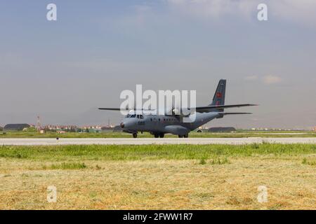 KONYA, TÜRKEI - 08 2015. Mai: Mehrere Flugzeuge der türkischen Luftwaffe, darunter EADS Casa C-295, versammeln sich zu einer militärischen Übung, bekannt als Anatolischer Adler. Pi Stockfoto