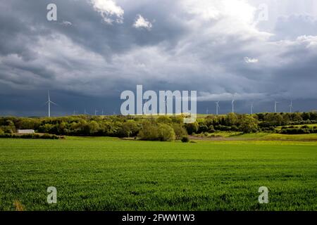 NORTHAMPTON, ENGLAND. MAI. Wegen der widrigen Wetterbedingungen im Mai am Montag, den 24. Mai 2021, ragen stürmische Himmel über der Landschaft in Northamptonshire. (Kredit: Leila Coker) Gutschrift: Leila Coker/Alamy Live News Stockfoto