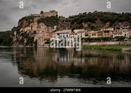 Miravet Dorf am Ufer des Ebro Flusses in der Provinz Tarragona, Katalonien, Spanien. Stockfoto