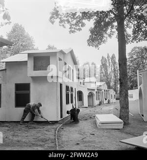 Building up music City Den Bosch Hal Muziekhof, 10. Mai 1953, Musik, Ausstellungen, Niederlande, Presseagentur des 20. Jahrhunderts, Foto, Nachrichten zum erinnern, Dokumentarfilm, historische Fotografie 1945-1990, visuelle Geschichten, Menschliche Geschichte des zwanzigsten Jahrhunderts, Momente in der Zeit festzuhalten Stockfoto