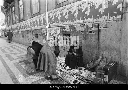 Portugal, Politik, Straßenszenen usw.; Slogans politischer Parteien auf Straßen mit Plakaten, 11. Februar 1975, Plakate, Politik, Politische Parteien, Niederlande, Foto der Presseagentur des 20. Jahrhunderts, Nachrichten zur Erinnerung, Dokumentarfilm, historische Fotografie 1945-1990, visuelle Geschichten, Menschliche Geschichte des zwanzigsten Jahrhunderts, Momente in der Zeit festzuhalten Stockfoto