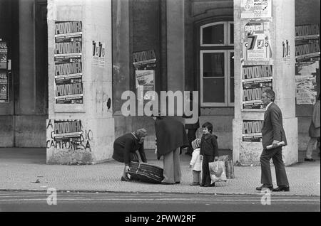 Portugal, Politik, Straßenszenen usw.; Slogans politischer Parteien auf Straßen mit Plakaten, 11. Februar 1975, Plakate, Politik, Politische Parteien, Niederlande, Foto der Presseagentur des 20. Jahrhunderts, Nachrichten zur Erinnerung, Dokumentarfilm, historische Fotografie 1945-1990, visuelle Geschichten, Menschliche Geschichte des zwanzigsten Jahrhunderts, Momente in der Zeit festzuhalten Stockfoto