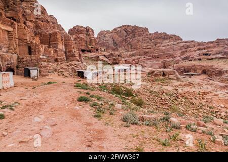 Gräber und Souvenirstände in der antiken Stadt Petra, Jordanien Stockfoto