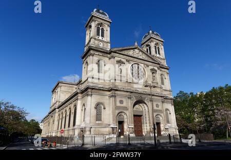 Kirche Saint-Francois-Xavier vom Boulevard des Invalides in Paris aus gesehen. Stockfoto