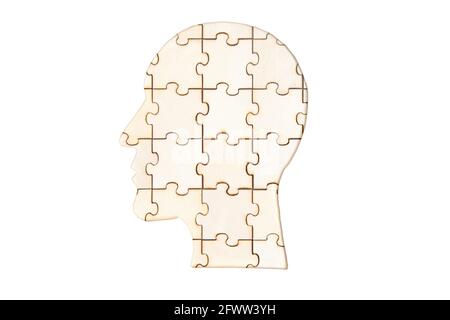 Silhouette eines Männerkopfes aus hölzernen Puzzleteilen Isoliert auf Weiß Stockfoto