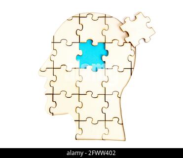 Menschliches Kopfprofil geformtes Puzzle mit dem letzten Stück, das auf Weiß isoliert gesetzt werden soll. Behandlungskonzept für psychische Störungen. Stockfoto