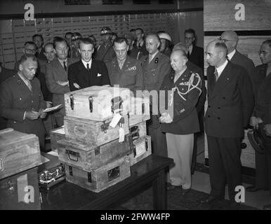 Die amerikanischen Besatzungsbehörden in Deutschland brachten Millionen von Diamanten zurück, die von den Deutschen aus den Niederlanden gestohlen wurden, die in der Amsterdamse Bank in Amsterdam in Anwesenheit von Minister Huysmans, 28. August 1947, Banken, Diamanten, Militär, Minister, Zweiter Weltkrieg, Niederlande, Foto der Presseagentur des 20. Jahrhunderts, zu erinnerende Nachrichten, Dokumentation, historische Fotografie 1945-1990, visuelle Geschichten, Menschliche Geschichte des zwanzigsten Jahrhunderts, Momente in der Zeit festzuhalten Stockfoto