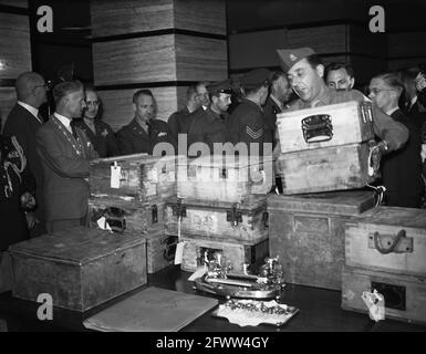 Die amerikanischen Besatzungsbehörden in Deutschland brachten Millionen von Diamanten zurück, die von den Deutschen aus den Niederlanden gestohlen wurden, die in Anwesenheit von Minister Huysmans, 28. August 1947, Banken, Diamanten, Militär, Minister, Zweiter Weltkrieg, Niederlande, Foto der Presseagentur des 20. Jahrhunderts, zu erinnerende Nachrichten, Dokumentation, historische Fotografie 1945-1990, visuelle Geschichten, Menschliche Geschichte des zwanzigsten Jahrhunderts, Momente in der Zeit festzuhalten Stockfoto