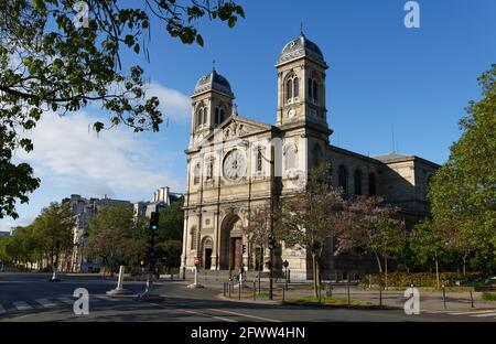 Kirche Saint-Francois-Xavier vom Boulevard des Invalides in Paris aus gesehen. Stockfoto