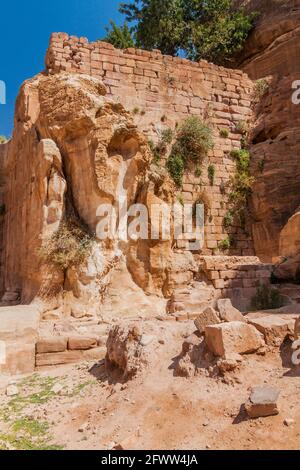 Mauer einer Zisterne neben dem Gartentempel in der antiken Stadt Petra, Jordanien Stockfoto