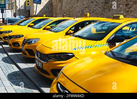 10. April 2021, Istanbul, Türkei: Gelbe Stadttaxi-Autos stehen in einer Reihe auf dem Parkplatz. Stockfoto