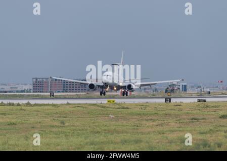 KONYA, TÜRKEI - 08 2016. Juni: Mehrere Flugzeuge der türkischen Luftwaffe, darunter Boeing 737 AEW&C, versammeln sich zu einer militärischen Übung, die als Anatolischer Adler bekannt ist. Stockfoto