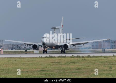 KONYA, TÜRKEI - 08 2016. Juni: Mehrere Flugzeuge der türkischen Luftwaffe, darunter Boeing 737 AEW&C, versammeln sich zu einer militärischen Übung, die als Anatolischer Adler bekannt ist. Stockfoto