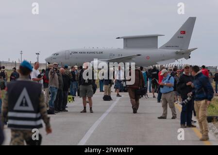 KONYA, TÜRKEI - 08 2016. Juni: Mehrere Flugzeuge der türkischen Luftwaffe, darunter Boeing 737 AEW&C, versammeln sich zu einer militärischen Übung, die als Anatolischer Adler bekannt ist. Stockfoto