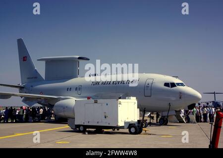 İzmir, TÜRKEI - 04 2011. Juni: Mehrere Flugzeuge der türkischen Luftwaffe, darunter das Surveliance-Flugzeug Boeing 737 AEW&C, versammeln sich zur Feier der TU Stockfoto