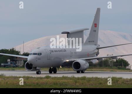 KONYA, TÜRKEI - 08 2016. Juni: Mehrere Flugzeuge der türkischen Luftwaffe, darunter Boeing 737 AEW&C, versammeln sich zu einer militärischen Übung, die als Anatolischer Adler bekannt ist. Stockfoto