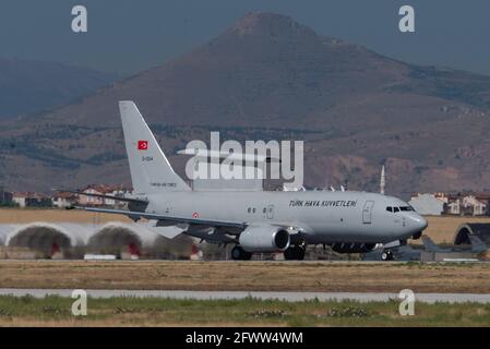 KONYA, TÜRKEI - 25 2019. Juni: Mehrere Flugzeuge der türkischen Luftwaffe, darunter Boeing 737 AEW&C, versammeln sich zu einer militärischen Übung, die als Anatolischer Adler bekannt ist. Stockfoto