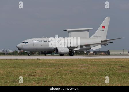 KONYA, TÜRKEI - 08 2016. Juni: Mehrere Flugzeuge der türkischen Luftwaffe, darunter Boeing 737 AEW&C, versammeln sich zu einer militärischen Übung, die als Anatolischer Adler bekannt ist. Stockfoto