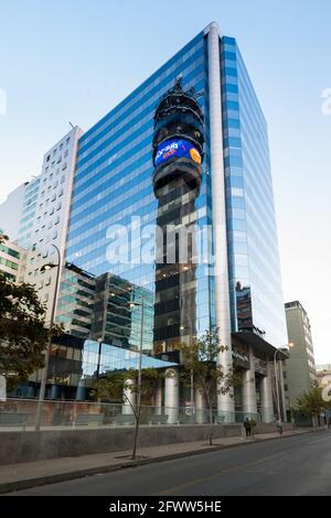 Santiago de Chile, Region Metropolitana, Chile, Südamerika - der ikonische Entel-Turm spiegelt sich in einem modernen Bürogebäude in dow wider Stockfoto