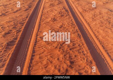 Reifenspuren auf einer Sanddüne in der Wadi Rum Wüste, Jordanien Stockfoto