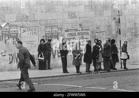 Portugal, Politik, Straßenszenen usw.; Banner der PCP-Fassade, 11. Februar 1975, POLITIK, Niederlande, 20. Jahrhundert Presseagentur Foto, Nachrichten zu erinnern, Dokumentarfilm, historische Fotografie 1945-1990, visuelle Geschichten, Menschliche Geschichte des zwanzigsten Jahrhunderts, Momente in der Zeit festzuhalten Stockfoto