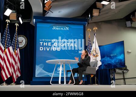 Washington DC, USA. Mai 2021. Vizepräsidentin Kamala Harris nimmt an einem Roundtable zum Thema Hochgeschwindigkeits-Internet im Weißen Haus Teil. Foto: Chris Kleponis/Sipa USA Kredit: SIPA USA/Alamy Live News Stockfoto