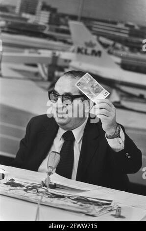 Produzent A Bridge Too Far Joseph E. Levine hält Pressekonferenz am Flughafen Schiphol; Levine mit f. 5.00 Gesetzesvorlagen, 8. Oktober 1976, Pressekonferenzen, Produzenten, Niederlande, Presseagentur des 20. Jahrhunderts, Foto, Nachrichten zum erinnern, Dokumentarfilm, historische Fotografie 1945-1990, visuelle Geschichten, Menschliche Geschichte des zwanzigsten Jahrhunderts, Momente in der Zeit festzuhalten Stockfoto