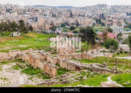 Blick auf Jerash mit den Ruinen der antiken Stadt, Jordanien Stockfoto