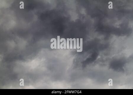 Dramatische Wolken am Himmel Stockfoto