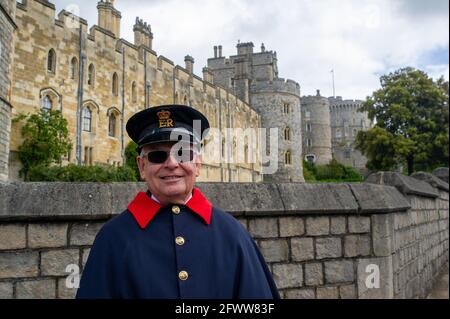 Windsor, Großbritannien. Mai 2021. Windsor Castle Warden Art Ramirez freut sich, wieder im Dienst zu sein, da Windsor Castle für Besucher wiedereröffnet wurde. Nach der Aufhebung einiger der Covid-19 Coronavirus-Sperrbeschränkungen, einige Einheimische und Besucher und Rückkehr nach Windsor, obwohl die Stadt immer noch ruhiger als üblich bleibt. Quelle: Maureen McLean/Alamy Stockfoto