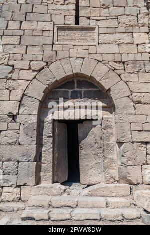 Steintür von Qasr al-Azraq Blaue Festung , Festung in der Wüste des östlichen Jordans gelegen. Stockfoto