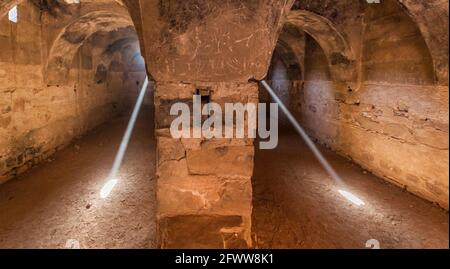 Lichtstrahlen in einem Raum in Qasr Kharana manchmal Harrana, al-Kharanah, Kharaneh oder Hraneh , Wüstenburg im östlichen Jordanien Stockfoto