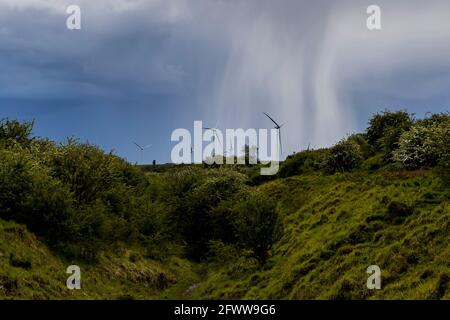 NORTHAMPTON, ENGLAND. MAI. Wegen der widrigen Wetterbedingungen im Mai am Montag, den 24. Mai 2021, ragen stürmische Himmel über der Landschaft in Northamptonshire. (Kredit: Leila Coker) Gutschrift: Leila Coker/Alamy Live News Stockfoto