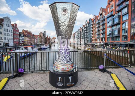 Danzig, Polen. Mai 2021. Die 3 Meter hohe Nachbildung des Europa League Cups, die auf der Grünen Brücke in Danzig, Polen, gezeigt wird, ist am 24. Mai 2021 2021 zu sehen. Das UEFA Europa League Finale wird das letzte Spiel der UEFA Europa League 2020-21 sein. Die 50. Saison des von der UEFA organisierten Fußballturniers des zweiten europäischen Klubs und die 12. Saison seit der Umbenennung vom UEFA Cup in die UEFA Europa League. Das Spiel wird am 26. Mai 2021 im Danziger Stadion gespielt. (Foto von Vadim Pacajev/Sipa USA) Quelle: SIPA USA/Alamy Live News Stockfoto