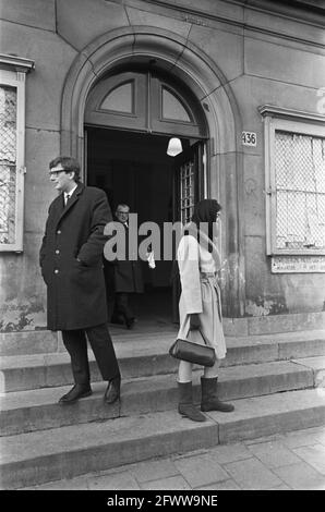 Auftrag Elsevier, geschiedenes Paar verlässt Gerichtsgebäude, 12. Februar 1968, Gerichtsgebäude, Niederlande, 20. Jahrhundert Presseagentur Foto, Nachrichten zu erinnern, Dokumentarfilm, historische Fotografie 1945-1990, visuelle Geschichten, Menschliche Geschichte des zwanzigsten Jahrhunderts, Momente in der Zeit festzuhalten Stockfoto