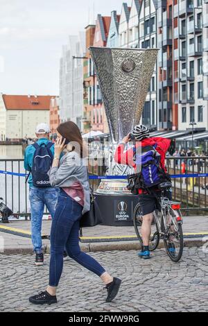 Danzig, Polen. Mai 2021. Die 3 Meter hohe Nachbildung des Europa League Cups, die auf der Grünen Brücke in Danzig, Polen, gezeigt wird, ist am 24. Mai 2021 2021 zu sehen. Das UEFA Europa League Finale wird das letzte Spiel der UEFA Europa League 2020-21 sein. Die 50. Saison des von der UEFA organisierten Fußballturniers des zweiten europäischen Klubs und die 12. Saison seit der Umbenennung vom UEFA Cup in die UEFA Europa League. Das Spiel wird am 26. Mai 2021 im Danziger Stadion gespielt. (Foto von Vadim Pacajev/Sipa USA) Quelle: SIPA USA/Alamy Live News Stockfoto